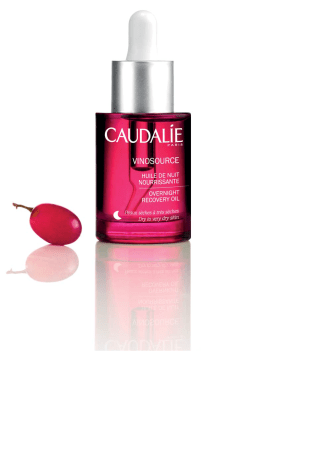 O Huile de Nuit Nourrissante Vinosource, da Caudalie, é um óleo seco 100% vegetal e natural Para quem: especialmente criado para as peles secas e sensíveis. Alimenta, sem deixar uma película oleosa, e alivia as peles sujeitas a vermelhidões e a irritações. Como usar: Deve ser usado de NOITE, SOZINHO ou ANTES do creme. Aqueça 6 gotas na palma da mão e aplique no rosto e no pescoço. (PVP 27€) 