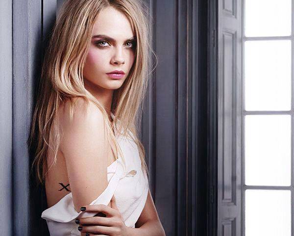 sobrancelhas espessas de YSL-Beauty-SS-2015-Beauty-campaign