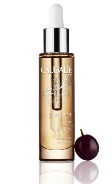 "Premier Cru L’Élixir", Caudalie, tem um fórmula preciosa e inédita, e é 99,5% de origem natural.  As manchas são corrigidas, a densidade da pele é recuperada e as rugas são alisadas. "Um verdadeiro amplificador de juventude meio óleo, meio sérum..."  Mathilde THOMAS 