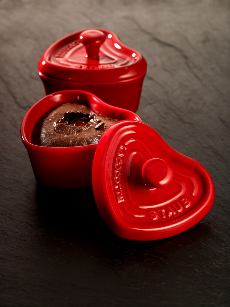 Os mini-cocottes,  STAUB, podem ser uma ideia de presente do Dia dos Namorados. Em cerâmica, podem ir do forno  para mesa. Óptimos para fazer este soufflé. Disponíveis em conjuntos de 2, nas cores: vermelho, azul e branco (pvp: €29,95)  