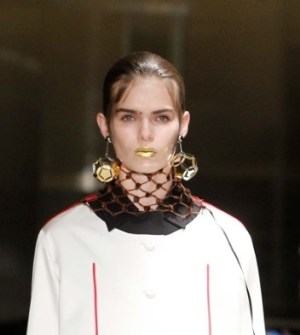 labios metálicos dourados PRADA