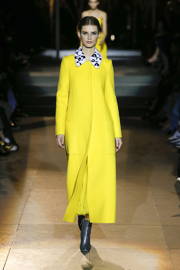 carolina herrera cores fluor como o amarelos, laranja, azul e verde